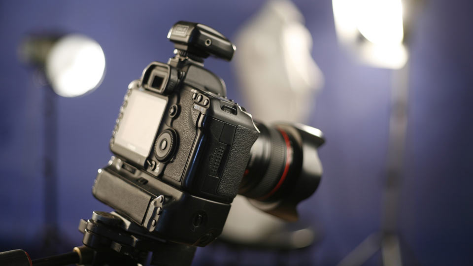 Eine DSLR Kamera, die für Filmaufnahmen eingesetzt werden soll, muss wesentlich weiter ausgestattet sein, als diese hier. Bildquelle: https://pixabay.com/de/photos/kamera-canon-5d-mark-ii-bokeh-4219677/