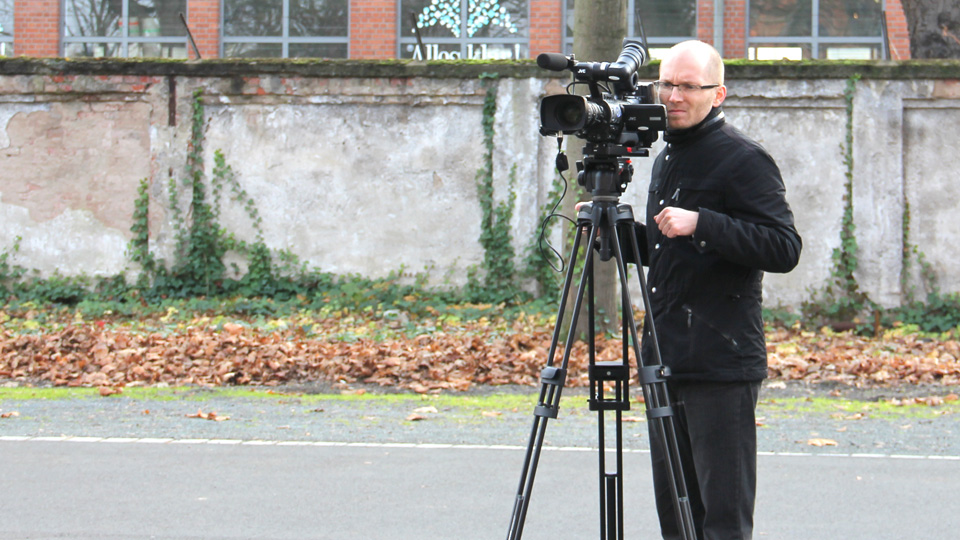 Kameramann Ralf Biebeler bei den Dreharbeiten für das Produktvideo.
